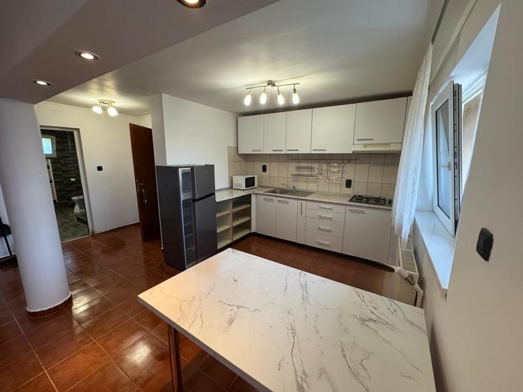 Apartament cu 2 camere semidecomandat în Dumbrăvița