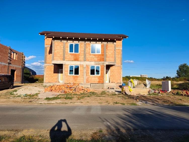 Duplex cu 4 camere cu Canalizare în Ghiroda