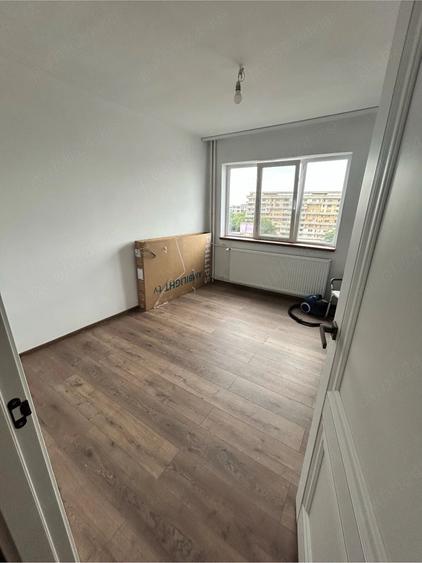 Apartament cu 3 camere decomandat în Exterior Vest