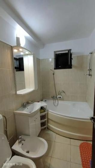 Apartament cu 3 camere semidecomandat, mobilat în Dristor