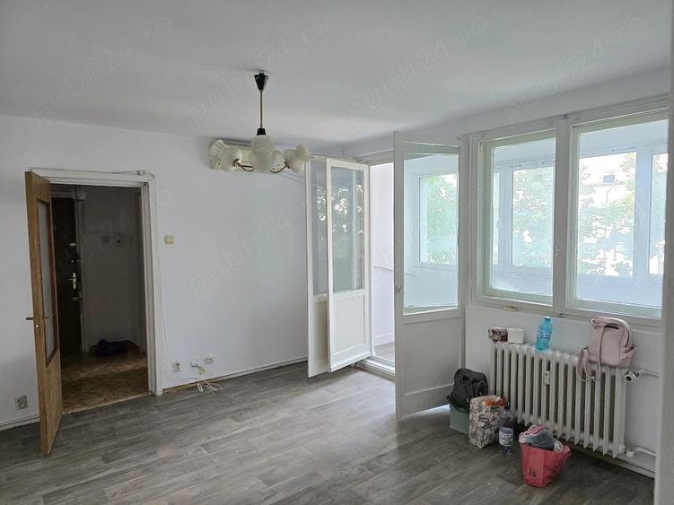 Apartament cu 3 camere semidecomandat în Militari