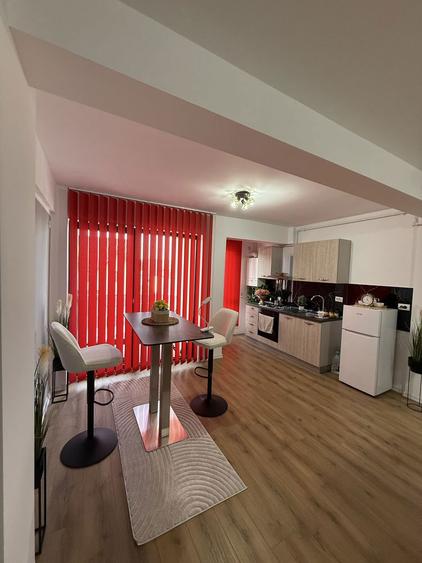 Apartament cu 3 camere semidecomandat în Micești