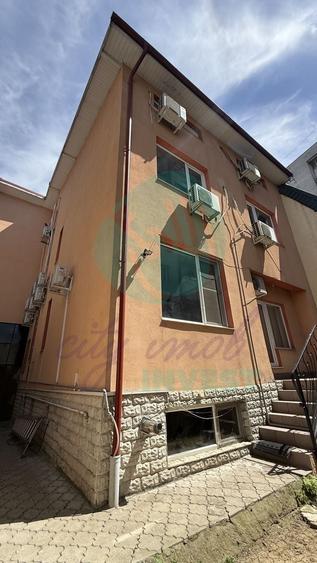 Casă individuală cu 10 camere cu Canalizare în P-ța Muncii