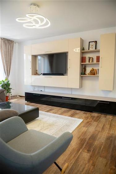 Casă individuală cu 8 camere cu Teren 555 Mp în Lazu