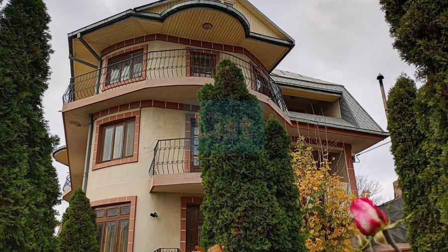 Casă cu 10 camere cu Teren 803 Mp în Mazepa 2