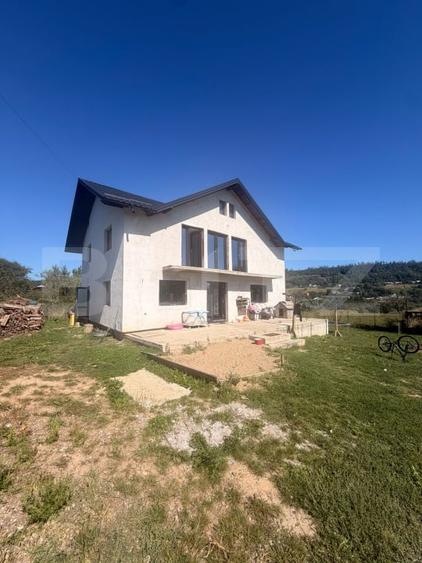 Casă individuală cu 5 camere cu Teren 3600 Mp în Periferie