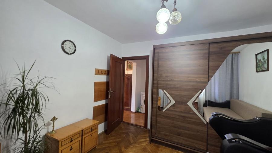 Apartament cu 3 camere decomandat, mobilat în Aradului