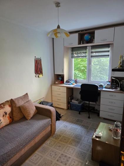 Apartament cu 3 camere semidecomandat în Podu Roș