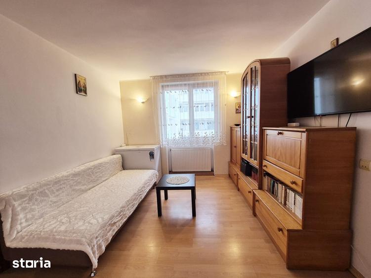 Apartament cu 4 camere semidecomandat în Precista