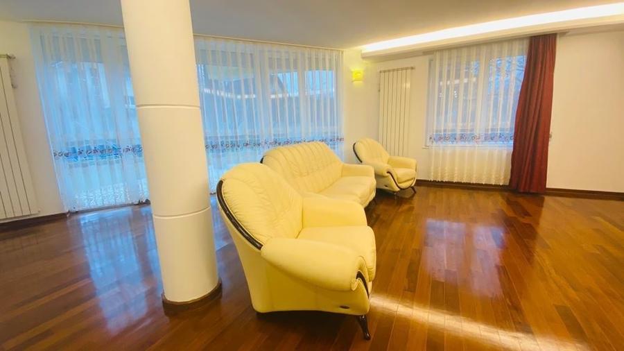 Casă individuală cu 5 camere cu Canalizare în Central