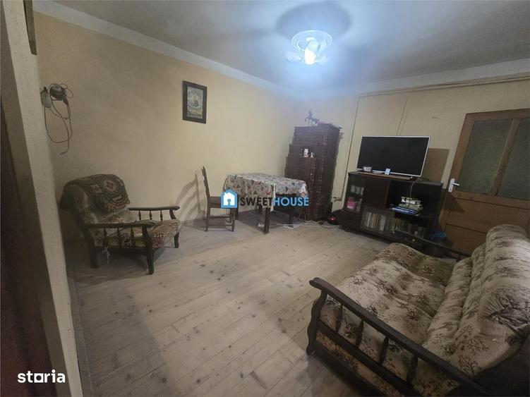 Casa Traditionala cu Teren Generos de Vanzare Mandra - 1