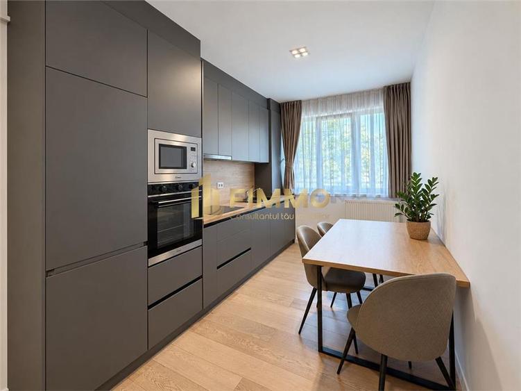 Apartament cu 3 camere semidecomandat, mobilat în Central