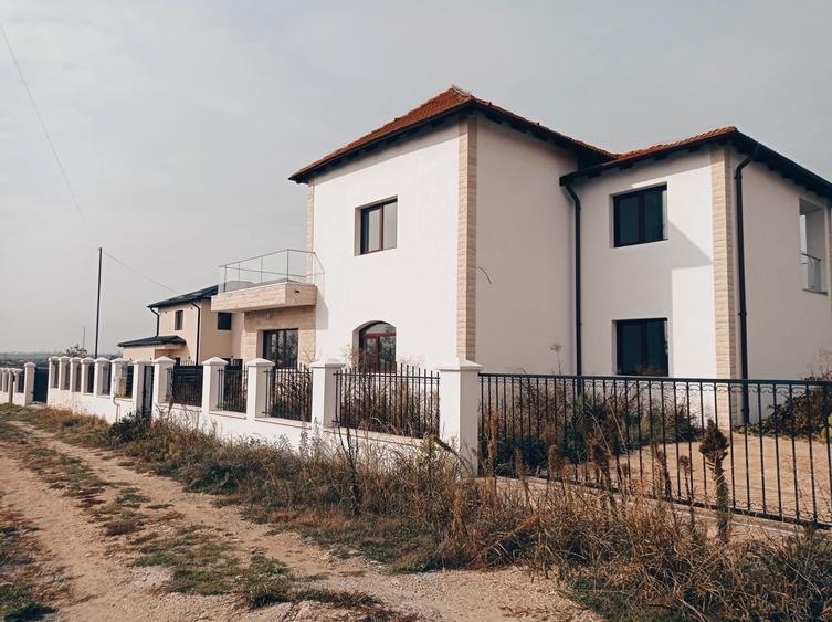 Casă individuală cu 4 camere cu Teren 550 Mp în Ștefăneștii Noi