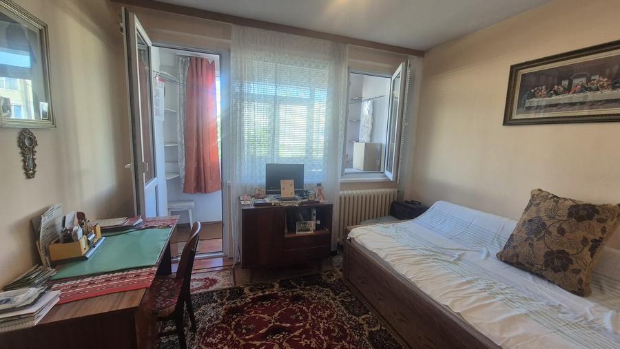 Apartament cu 3 camere semidecomandat în Micro 16