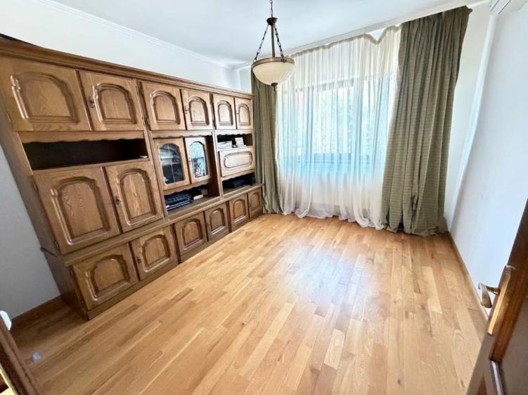 Casă individuală cu 6 camere cu Canalizare în Central