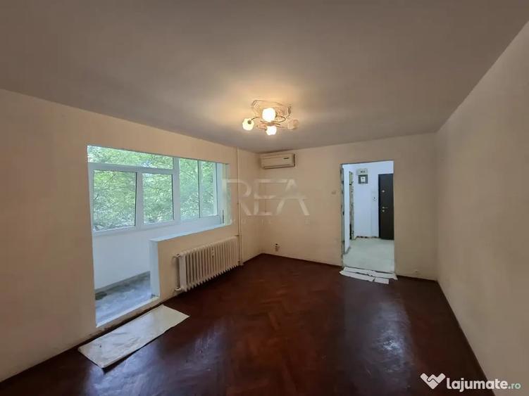 Apartament cu 3 camere semidecomandat în Apusului