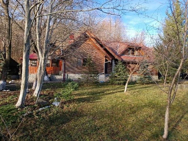 Casă cu 6 camere cu Teren 6500 Mp în Izvoarele