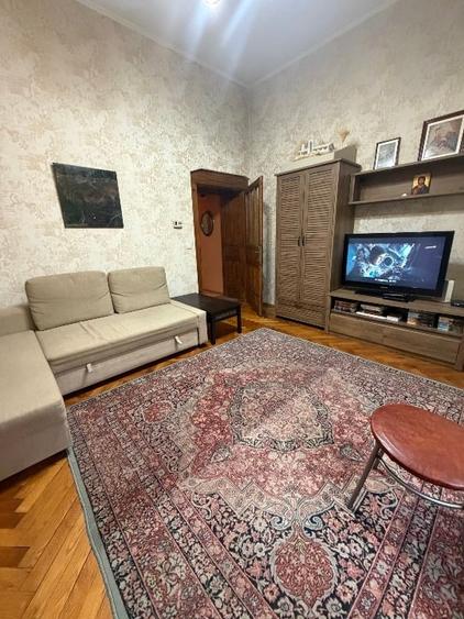 Apartament cu 3 camere semidecomandat, mobilat în Central
