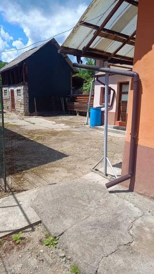 Casă cu 4 camere în Bujoreni