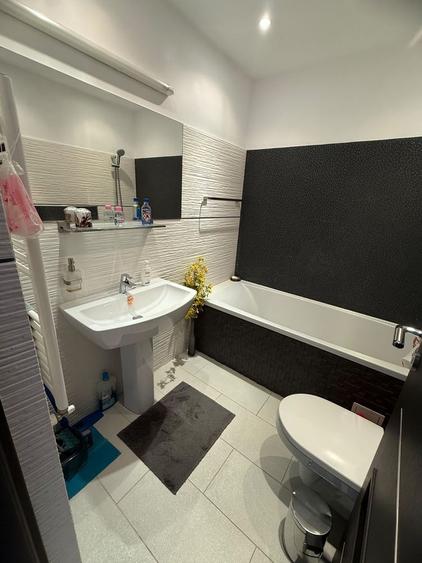 Apartament cu 3 camere semidecomandat în Roșu