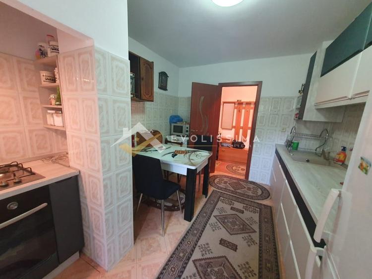 Apartament cu 3 camere decomandat, mobilat în Tractorul