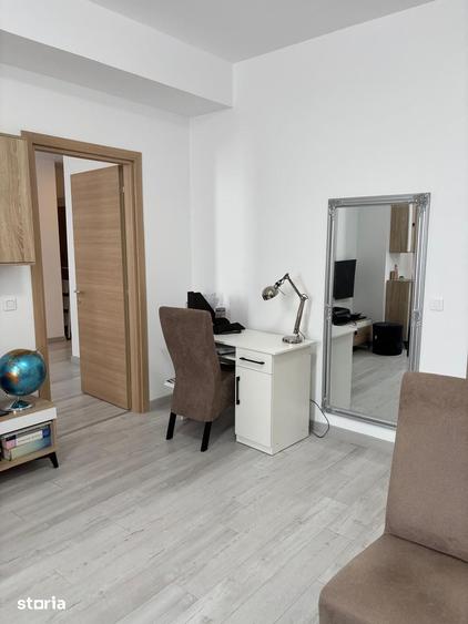 Apartament cu 3 camere semidecomandat în Văcăresti