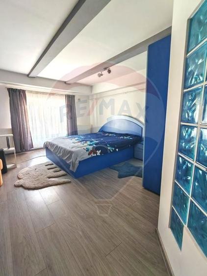 Casă cu 6 camere cu Teren 182 Mp în Central