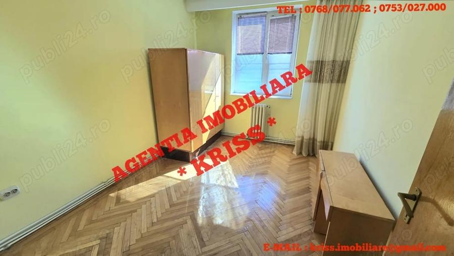 Apartament cu 4 camere decomandat în Teilor