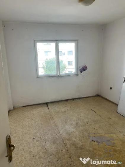 Garsonieră decomandată în Coman