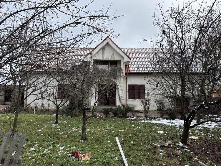 Casă individuală cu 8 camere cu Canalizare în Slătioara