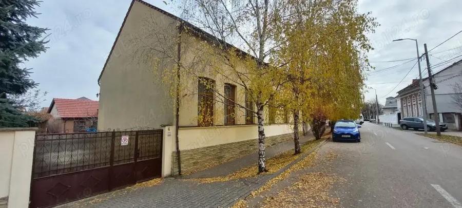 Casă cu 6 camere cu Teren 1330 Mp în Central