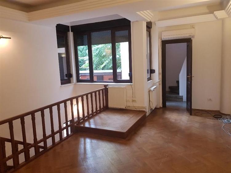 Casă cu 7 camere cu Canalizare în Dorobanți
