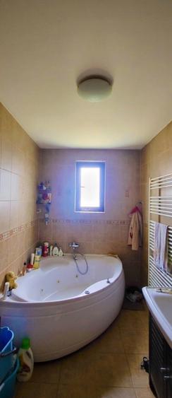 Casă individuală cu 5 camere cu Canalizare în Roșu