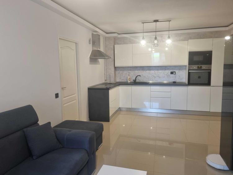 Apartament cu 3 camere semidecomandat în Florești