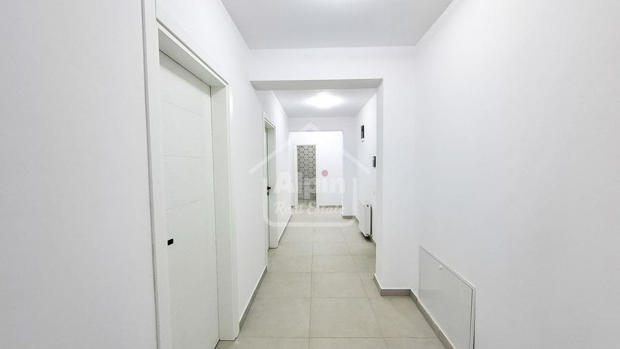 Apartament cu 3 camere decomandat în Tractorul