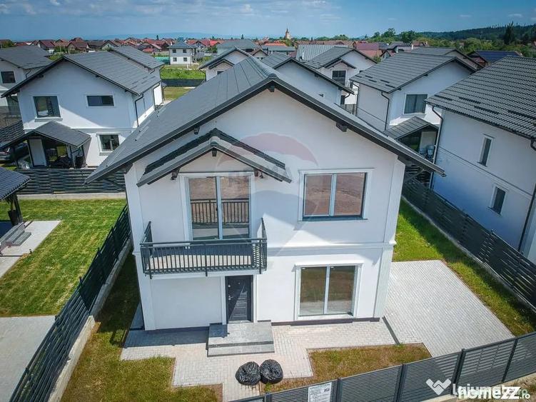 Casă cu 4 camere cu Teren 297 Mp în Cristian
