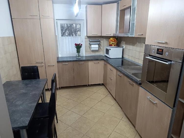 Apartament cu 4 camere decomandat în Lipovei