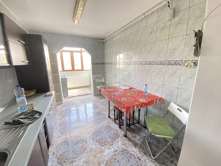Apartament cu 4 camere semidecomandat, mobilat în Rahova