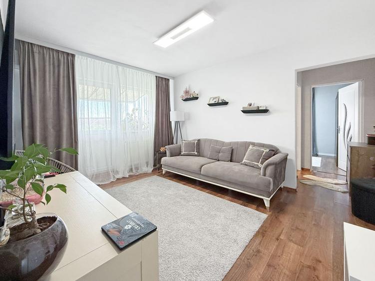 Apartament cu 3 camere semidecomandat, mobilat în Lipovei