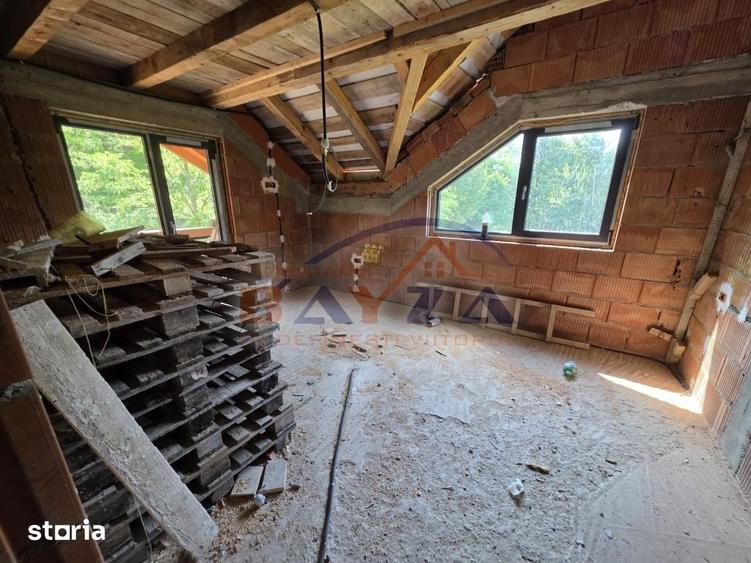 Casă cu 6 camere cu Teren 1500 Mp în Dumbrăvița