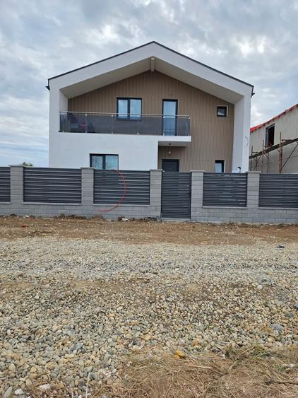 Casă individuală cu 5 camere cu Teren 330 Mp în Berceni