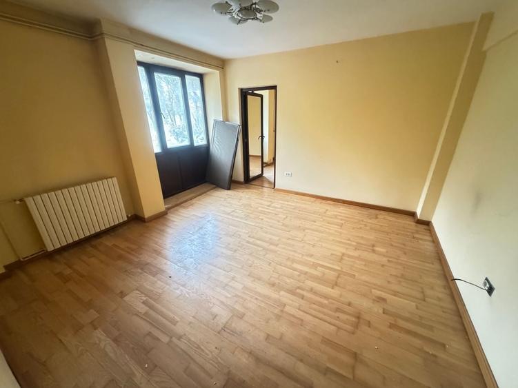 Apartament cu 3 camere semidecomandat, mobilat în Ultracentral
