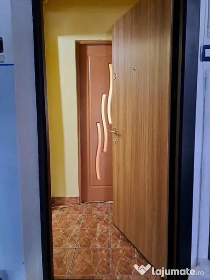 Apartament cu 3 camere semidecomandat în Micro 15