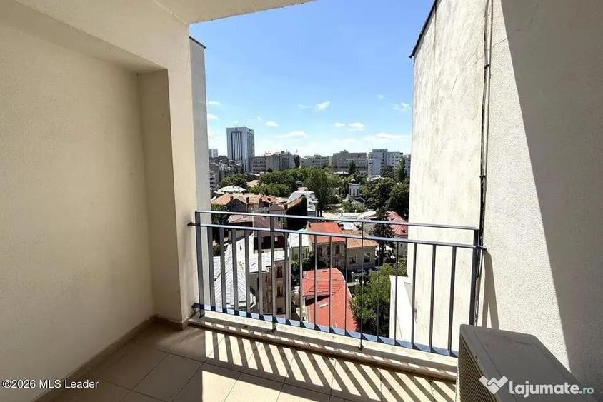 Apartament cu 6 camere decomandat în Polonă