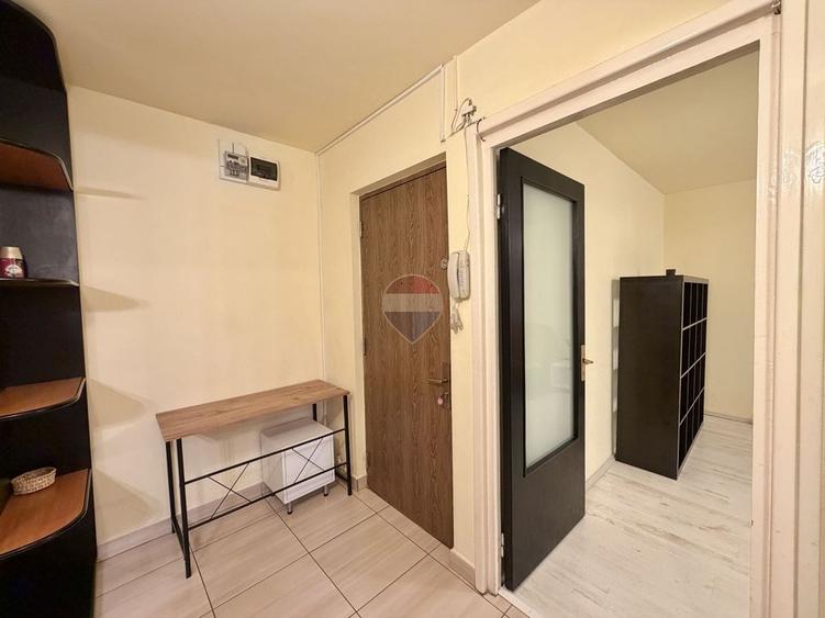 Apartament cu 3 camere decomandat, mobilat în Uverturii