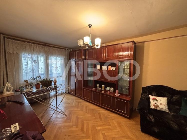 Apartament cu 3 camere decomandat, mobilat în Valea Aurie