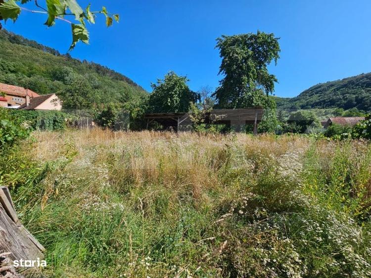 Casă cu 4 camere în Laz