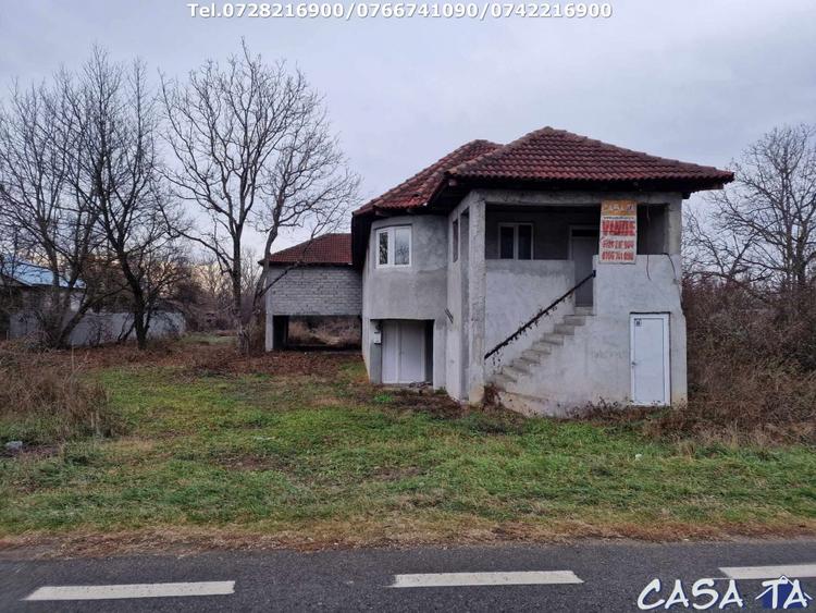Casă individuală cu 6 camere cu Teren 10756 Mp în Exterior Sud