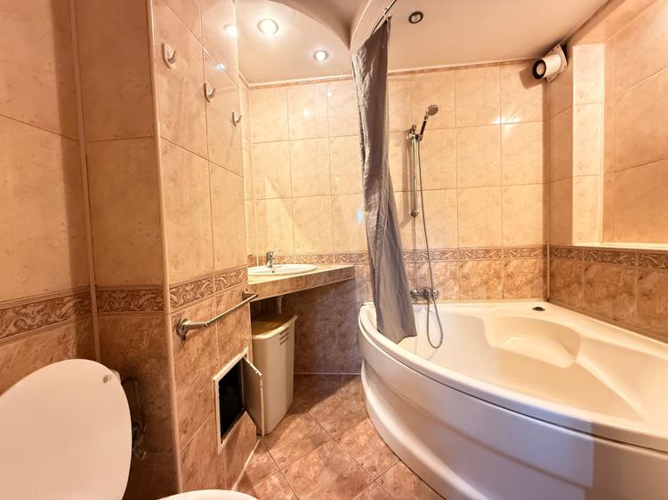 Apartament cu 3 camere decomandat în Spitalul Județean