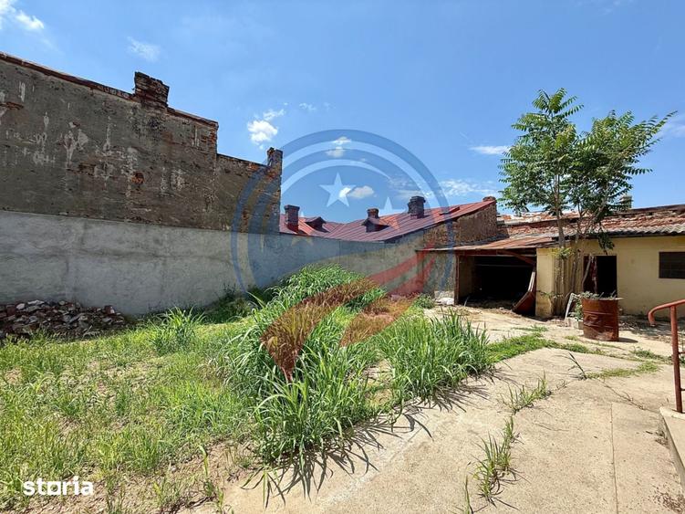 Casă cu 7 camere cu Teren 330 Mp în Central
